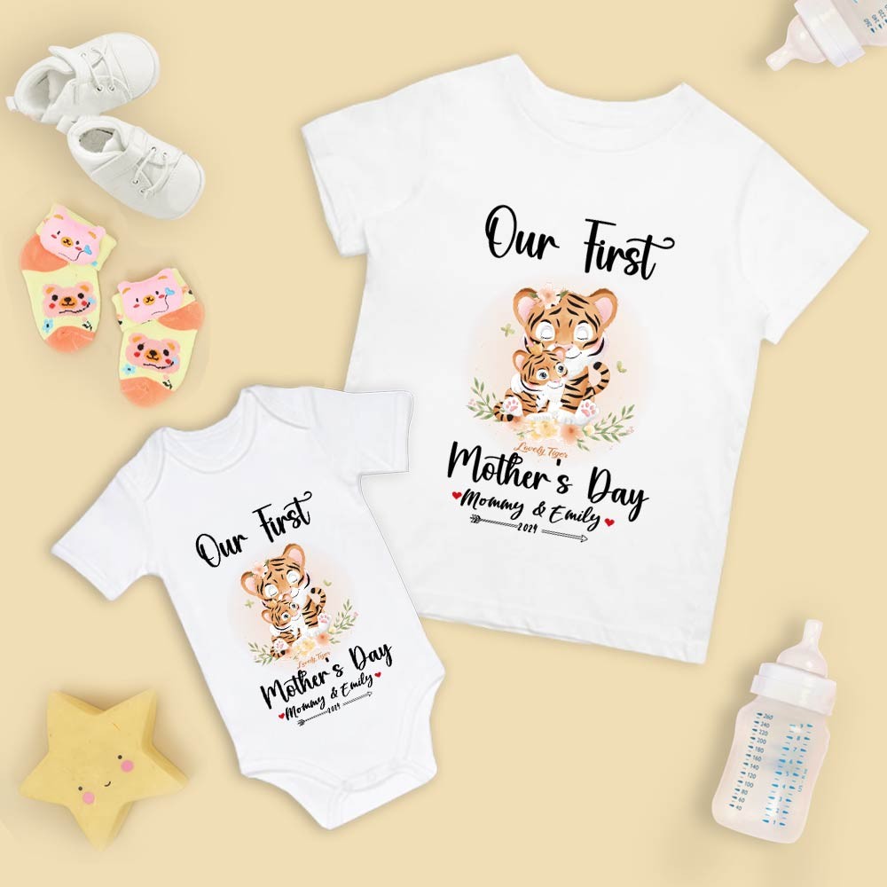 Unser erstes Muttertags-Set für Mutter und Baby/passendes Hemd, Geschenk für Mama und Baby, Mama-Baby-Tiger, T-Shirt-Body, Strampler, Babygrow-Weste-Set, Geschenk für neue Mutter, Muttertagsgeschenk