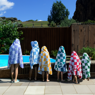 Personalisiertes Strandtuch mit Namens-Checker-Muster, Kapuzendecke im Retro-Stil, Schnelltrocknendes Handtuch, Poolparty-Gastgeschenk, Urlaubsgeschenk für Familie/Erwachsene/Kinder