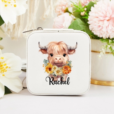 Gepersonaliseerde naam geboortebloem Highland Cow sieradendoos, PU lederen reissieradendoos, verjaardag/Moederdagcadeau voor vrouwen/meisjes/Highland Cow Lover