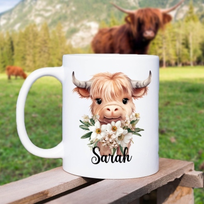 Anpassat namn Birth Flower Highland Cow Mugg, 11oz keramisk Highland Cow Two Tone Cup, födelsedags-/morsdagspresent för kvinnor/flickor/Highland Cow-älskare