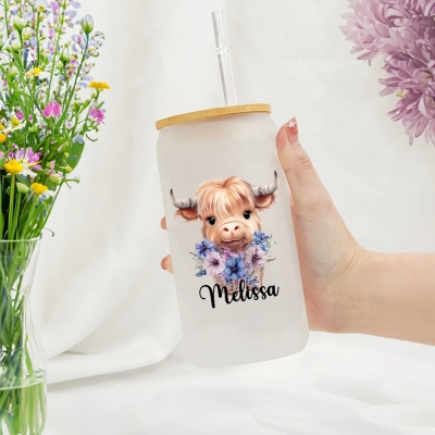 Becher mit Geburtsblume und individuellem Namen von Highland Cow, Milchglas/Klarglas mit Bambusdeckel und Strohhalm, Geburtstags-/Weihnachtsgeschenk für Frauen/Liebhaber von Highland Cows