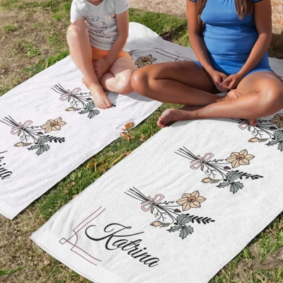 Serviette de plage personnalisée avec fleur de naissance et nom, serviette de bain avec bouquet du mois de naissance, cadeau de fête de piscine pour enterrement de vie de jeune fille, cadeau de vacances/d'anniversaire pour elle