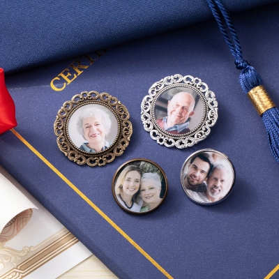 Broche commémorative photo personnalisée pour les chapeaux et les robes de remise des diplômes, gardez vos proches près de vous lors d'une journée spéciale, cadeau de mariage/de remise des diplômes pour les mariés/diplômés