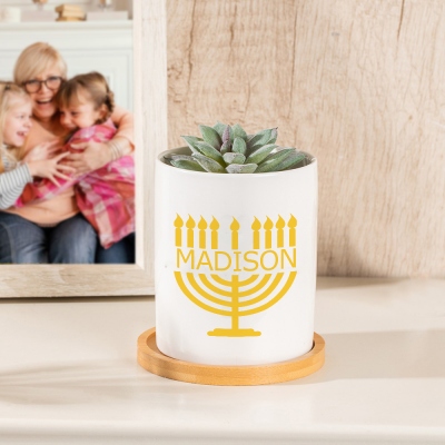 Personalisierter Blumentopf mit Menorah-Design und Namen, Keramiktopf mit Drainage und Holztablett, Raumdekor, Chanukka/Weihnachtsgeschenk für Freunde/Familie/Pflanzenliebhaber