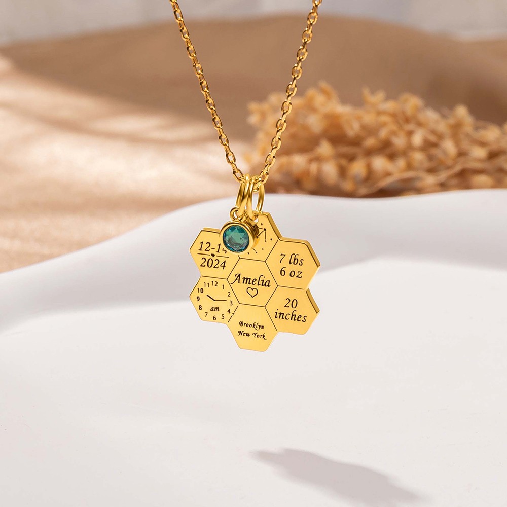 Collier en nid d'abeille avec statistiques de naissance de bébé et pierre de naissance