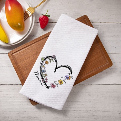 Serviette en tissu gaufré avec nom personnalisé et fleur de naissance avec cœur, torchon 100 % coton, accessoire de cuisine, cadeau de fête des mères/anniversaire pour maman/grand-mère/famille