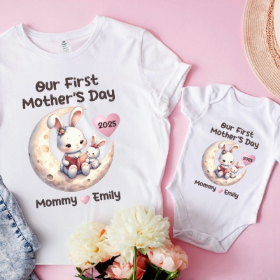 Anpassat namn på vår första mors dag förälder-barn matchande skjortor, djur som läser på månen Design mamma T-shirt & babybodyset, present till baby/nybliven mamma