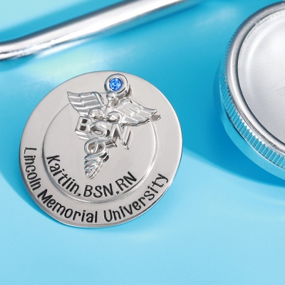 Personalisierte Anstecknadel für die Pinning-Zeremonie mit einem Geburtsstein-Krankenschwester-Geschenk