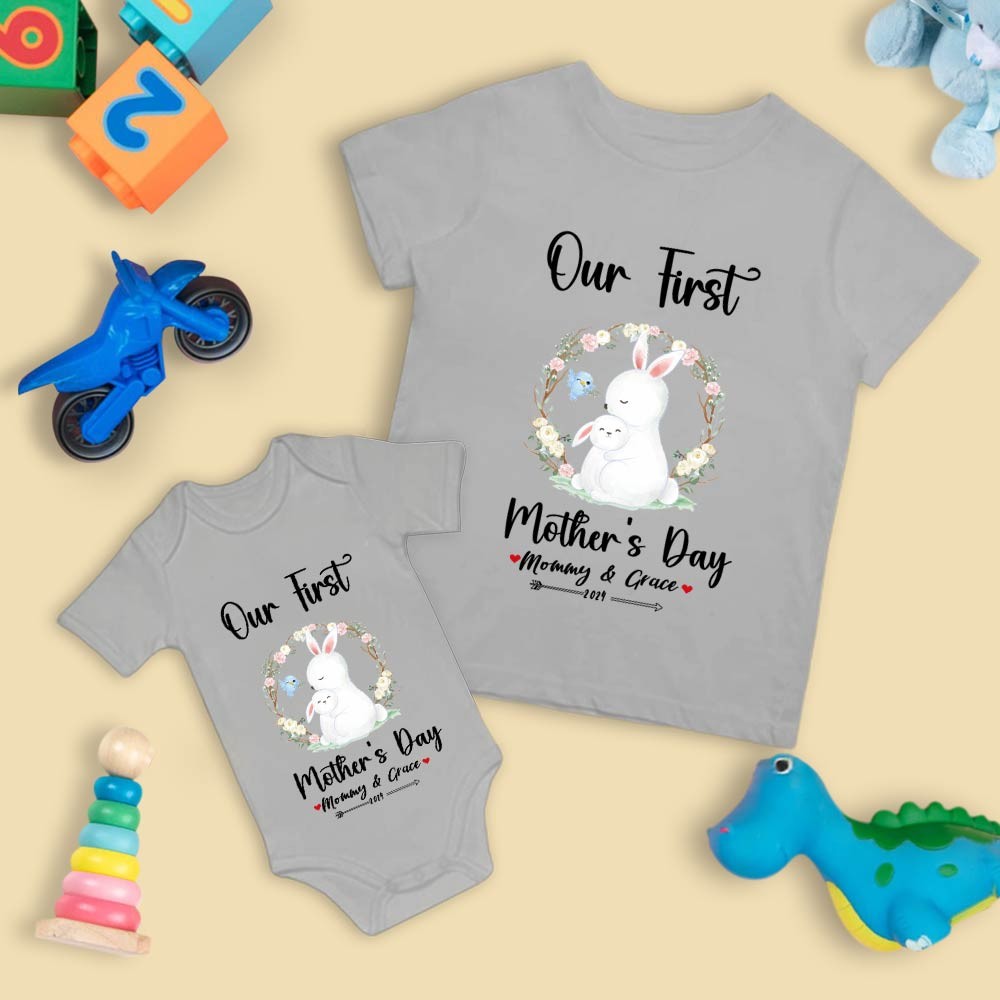 Unser erstes Muttertags-Set für Mutter und Baby/passendes Hemd, Geschenk für Mama und Baby, Mama-Baby-Hasen, T-Shirt-Body, Strampler, Babygrow-Weste-Set, Geschenk für neue Mutter, Muttertagsgeschenk