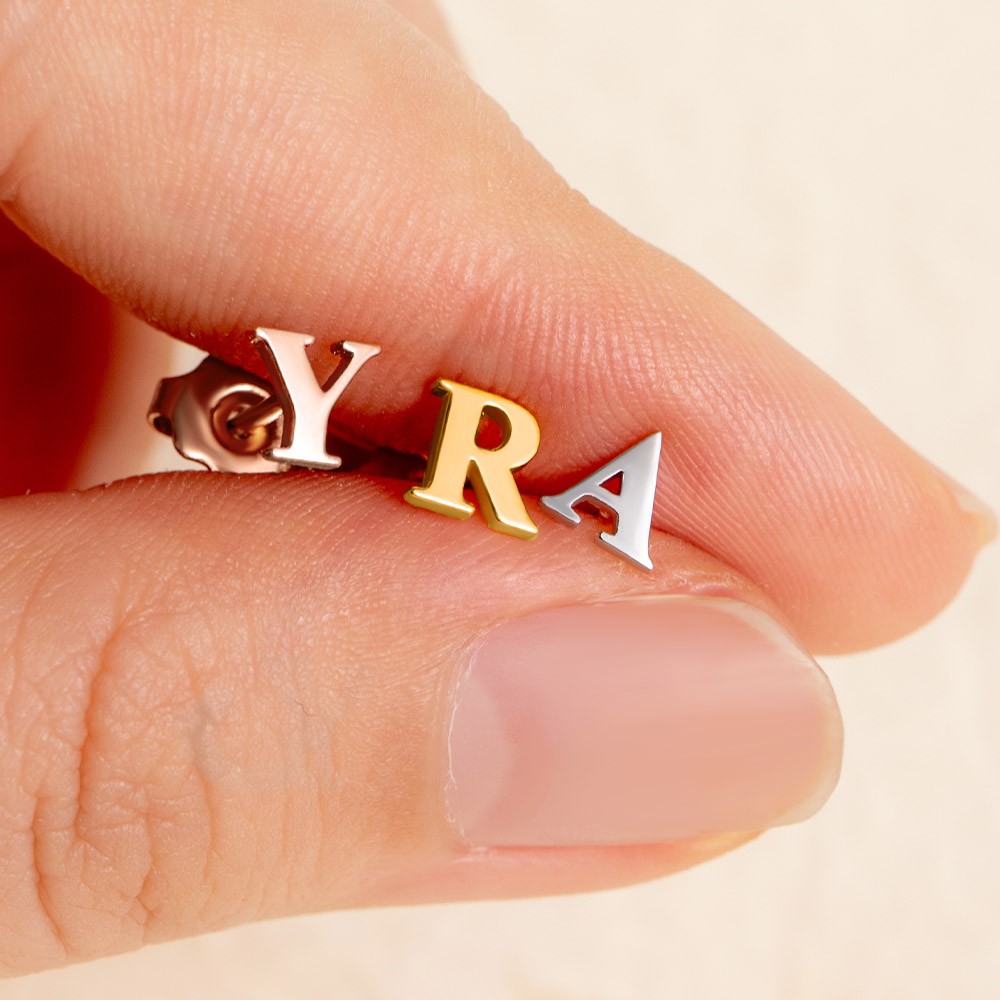 Boucles d'oreilles à tige avec très petites lettres