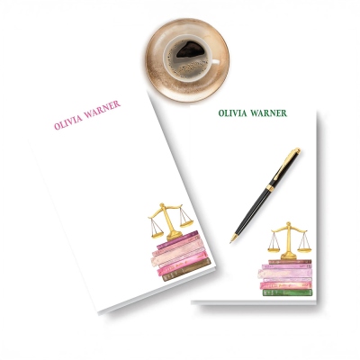 Personalisierter Anwaltsnotizblock: Bücherstapel „Waagen der Gerechtigkeit“ | Listenersteller für Rechtsanwälte, Rechtsanwaltsfachangestellte und Richter | To-Do-Liste, Geschenk für Absolventen, großer Block 5,5 x 8,5