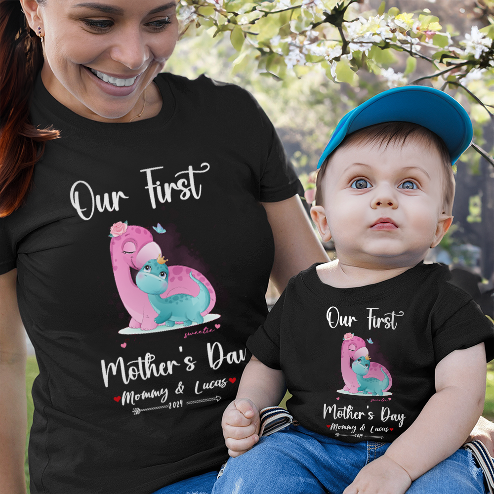 Notre premier ensemble maman et bébé pour la fête des mères / chemise assortie, cadeau maman et bébé, maman bébé dinosaures, t-shirt body barboteuse babygrow gilet ensemble, cadeau de nouvelle maman, cadeau de fête des mères
