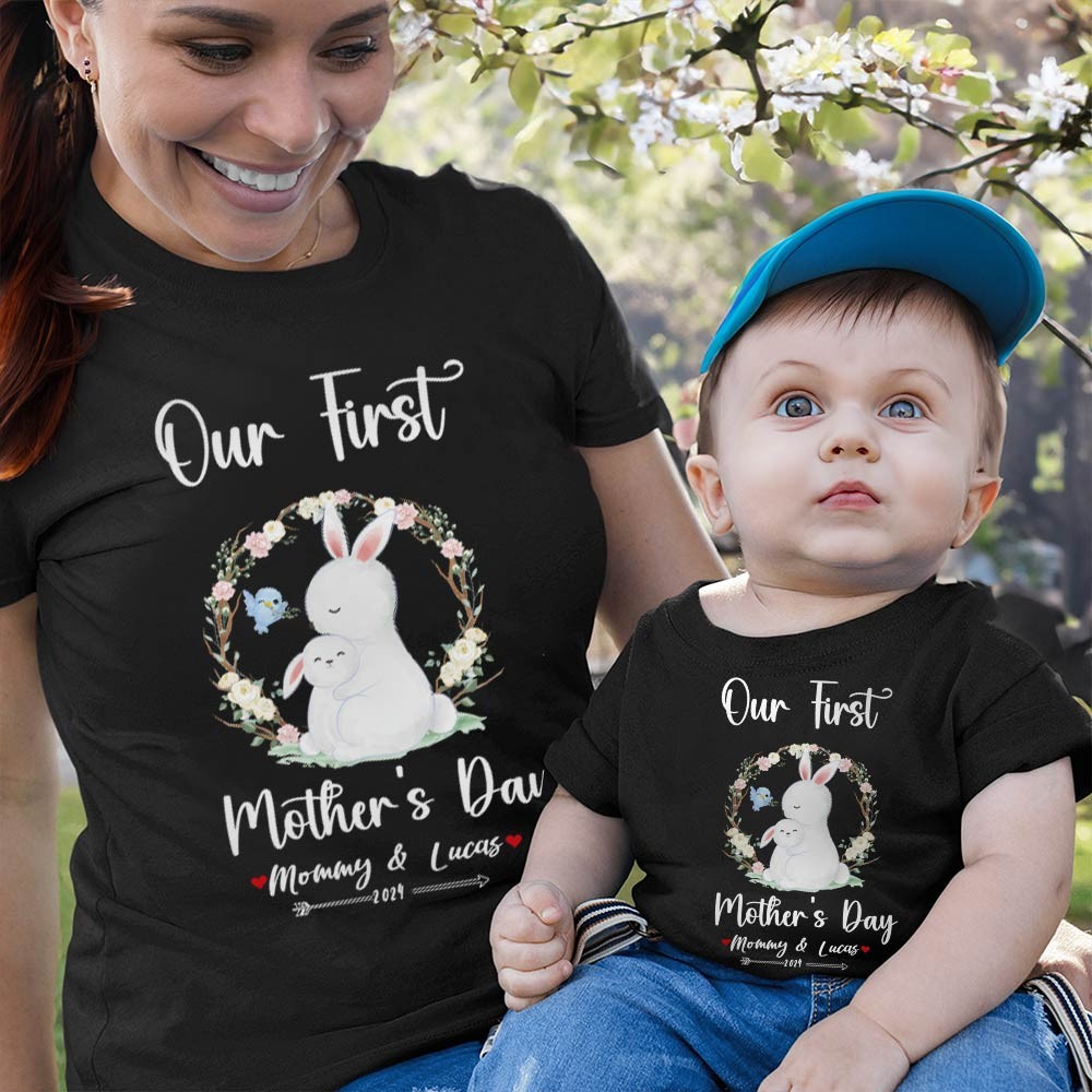 Unser erstes Muttertags-Set für Mutter und Baby/passendes Hemd, Geschenk für Mama und Baby, Mama-Baby-Hasen, T-Shirt-Body, Strampler, Babygrow-Weste-Set, Geschenk für neue Mutter, Muttertagsgeschenk