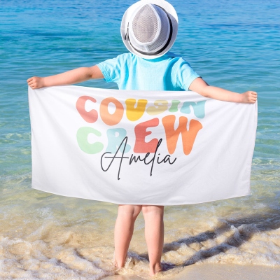 Serviette de plage personnalisée avec nom Cousin Crew, parfaite pour les sorties en famille