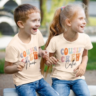 Personalisiertes Groovy Cousin Crew Kindershirt - Retro Individuelle Passende Cousins Shirts - Cousin Trip - Boho Natur Kinder Jugend & Erwachsene Shirts