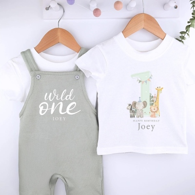 Safari Wild One Personalisierte bestickte Geburtstags-Latzhose aus Salbeigrünem Fleece, 1. Party-Outfit mit grauem Aufdruck, Kinderkleidung, Geburtstagsoutfit