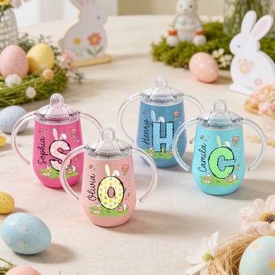 Personalisierter Trinkbecher mit Hasenohren und gepunktetem Alphabet, 300 ml isolierter, eiförmiger Wasserbecher mit Griffen und Deckel, Geburtstags-/Ostergeschenk für Kinder/Kleinkinder