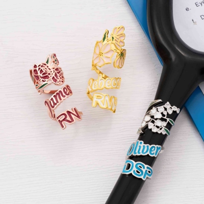 Personalisierter Stethoskop-Anhänger mit Geburtsblume und Namen, inklusive Titel, Stethoskop-ID-Anhänger, Geschenk zur Wertschätzung/zum Studienabschluss für Krankenschwestern/Ärzte/Medizinstudenten