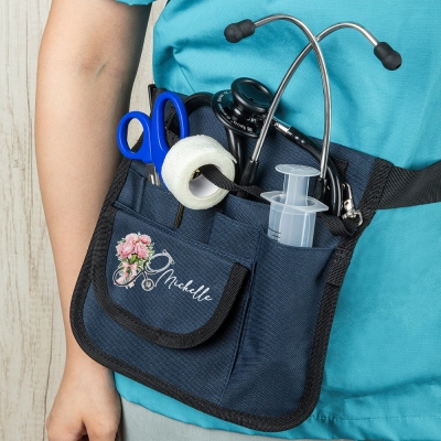 Gürteltasche für Krankenschwestern mit individuellem Namen und Geburtsblume, Schleife mit Stethoskop-Design, Taillengürtel für medizinisches Zubehör, Dankesgeschenk für Krankenschwester/Arzt/medizinisches Personal