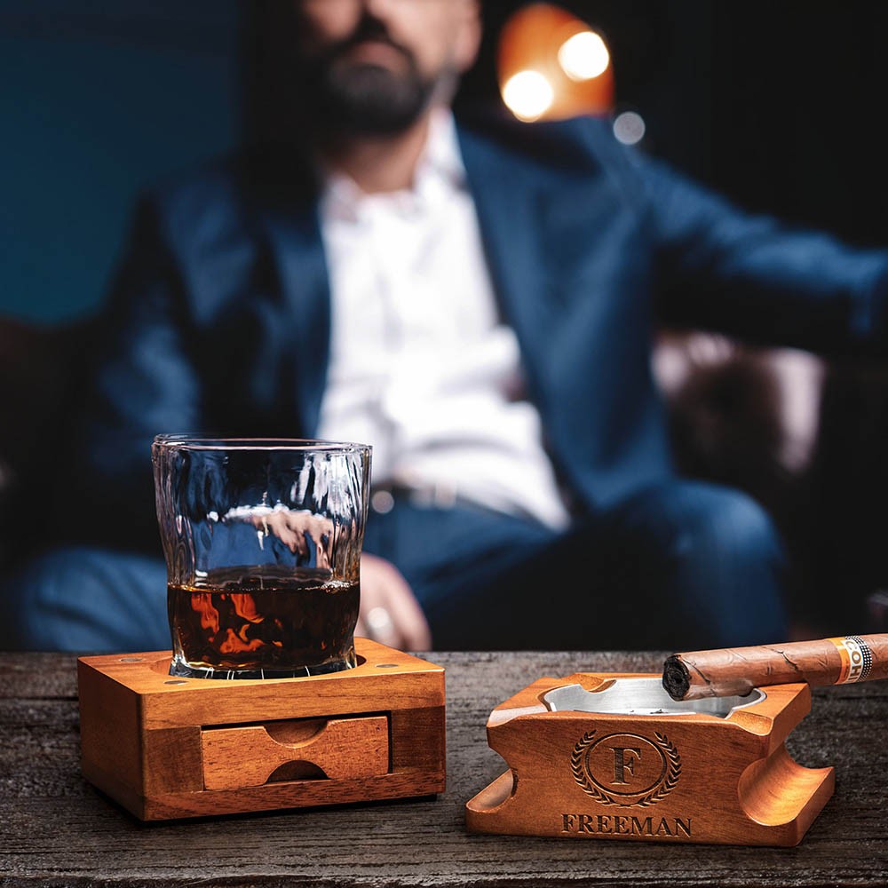 Kundenspezifischer Whisky- und Zigarrentablett-Glashalter, 2-in-1-Zigarren-Aschenbecher aus Holz mit Whiskey-Glashalter, Geburtstags-/Trauzeugen-/Vatertagsgeschenk für Männer