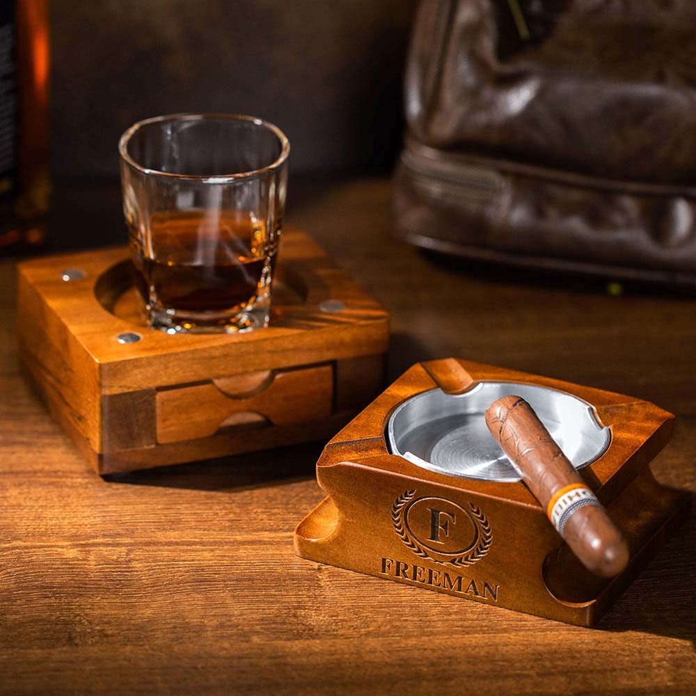 Kundenspezifischer Whisky- und Zigarrentablett-Glashalter, 2-in-1-Zigarren-Aschenbecher aus Holz mit Whiskey-Glashalter, Geburtstags-/Trauzeugen-/Vatertagsgeschenk für Männer