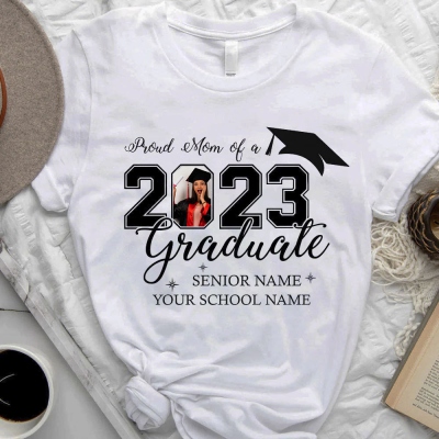 Kundenspezifisches Foto-Abschluss-Klassiker-Shirt, stolze Mutter/Vater eines 2023-Absolventen-Hemdes, kreatives Abschlussgeschenk, Geschenk für Absolvent/Sohn/Tochter