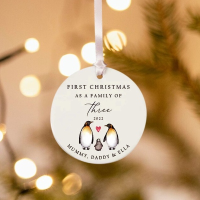 Gepersonaliseerd eerste kerstornament, pinguïnfamiliedecor, 1e familie kerstversiering, keramische kunstwerken, kerstbal, cadeau voor nieuwe ouders