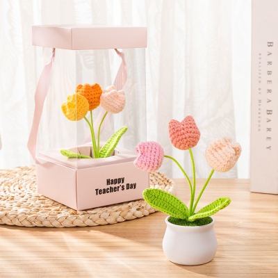 Personalisierte handgemachte Gehäkelte Tulpen Geschenkbox, Personalisierte Geschenkbox mit Blumenstrauß, Dankesgeschenk, Muttertags-/Lehrertagsgeschenk für Mama/Lehrerin/Sie