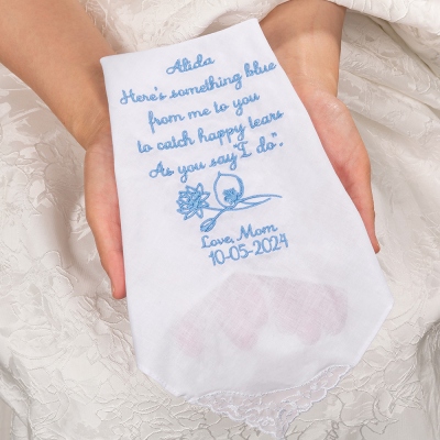 Mouchoir personnalisé en dentelle de coton avec fleur de naissance brodée avec nom et date, quelque chose de bleu pour la mariée, cadeau de mariage de maman à fille