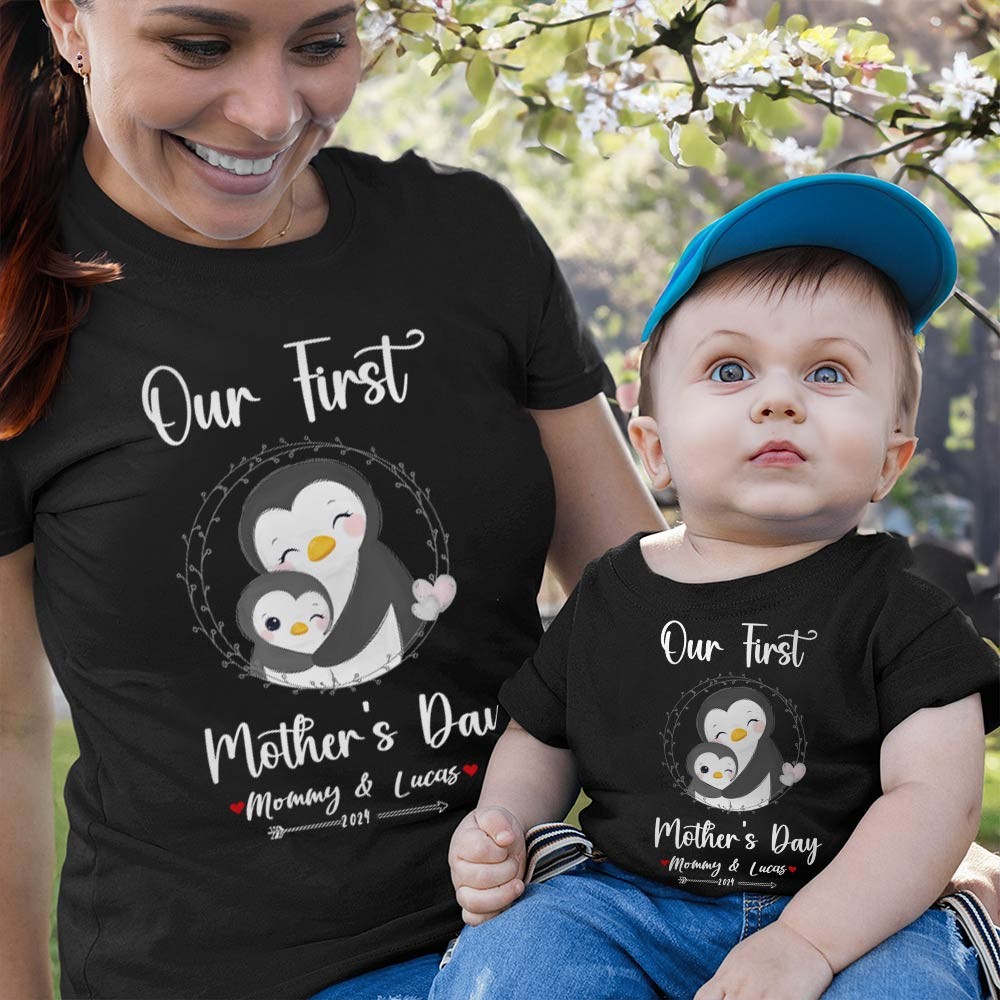 Notre premier ensemble maman et bébé pour la fête des mères / chemise assortie, cadeau maman et bébé, maman bébé pingouins, t-shirt body barboteuse babygrow gilet ensemble, cadeau de nouvelle maman, cadeau de fête des mères