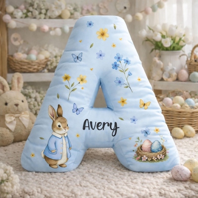 Personlig kudde med bokstav i påskharen och namn, kudde med vårblommor och initialer, barnrumsdekor, påsk-/födelsedagspresent för barn/pojkar/flickor