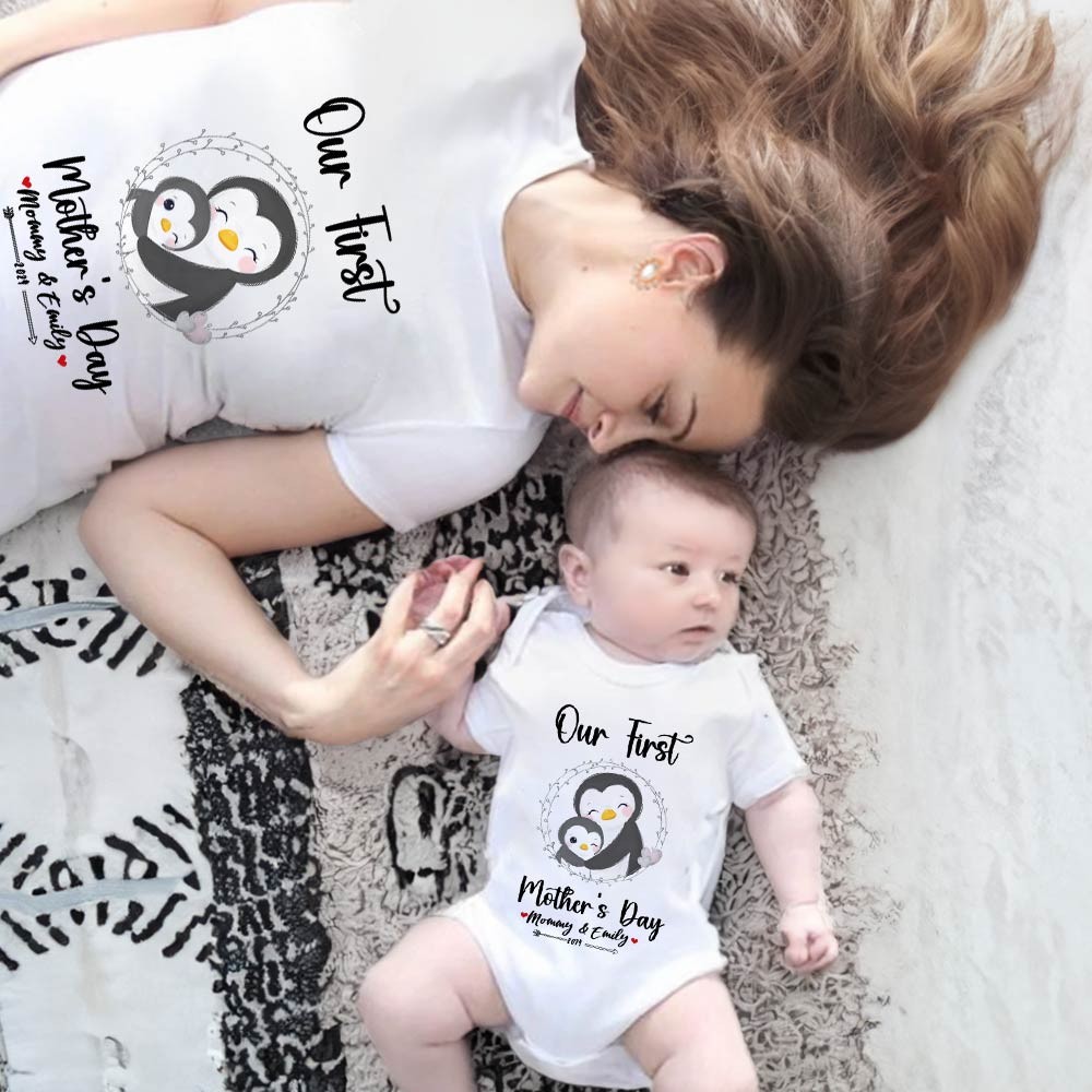 Nosso primeiro conjunto para mãe e bebê para o dia das mães/camisa combinando, presente para mamãe e bebê, pinguins para mamãe bebê, camiseta, macacão, conjunto de colete babygrow, presente para nova mãe, presente para o dia das mães