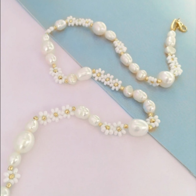 Flower Necklace with Pearl Chain, White Beaded Choker Necklace with Daisy Flower, Summer Beach Collar Clavicle Choker Necklace for Teen Girls/Women