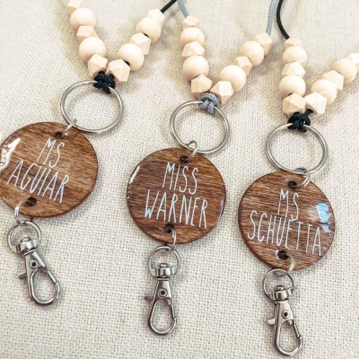Lanière perlée en bois personnalisée avec une étiquette de nom, lanière de style Boho, badge d'enseignant et lanière porte-clés, cadeau pour les enseignants