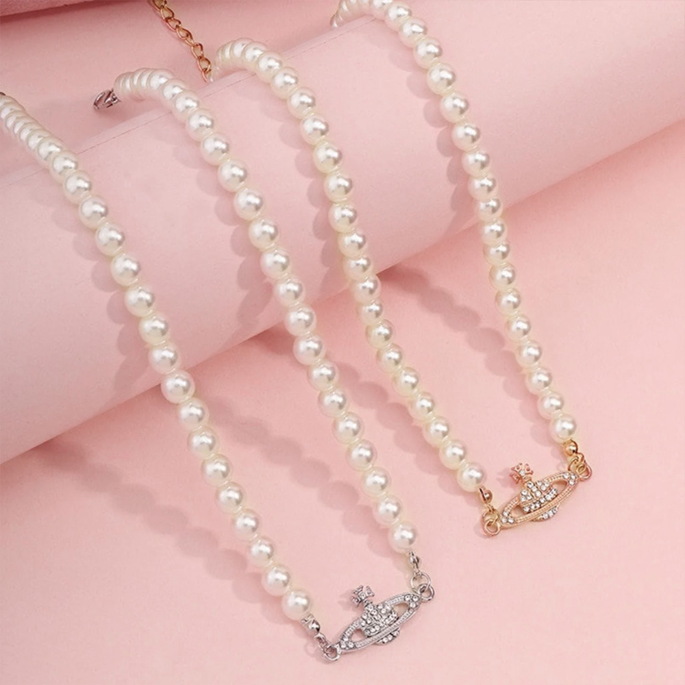 Collier De Perles Avec Pendentif Saturne - Perles Synthétiques, Chaîne Réglable 44 Cm - Bijou élégant Femme