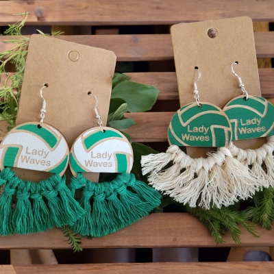 Boucles d’oreilles de volley-ball personnalisées avec pompon, boucles d’oreilles de sport en bois avec nom personnalisé, cadeau d’entraîneur de volley-ball, cadeau pour joueur de volley-ball/maman/elle