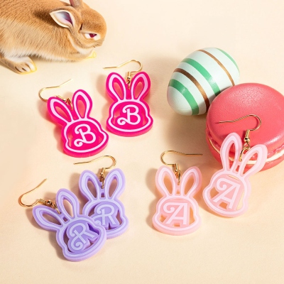 Boucles d’oreilles initiales personnalisées Barbi Easter Bunny, boucles d’oreilles personnalisées en acrylique rose chaud, faveur de fête de Pâques, cadeau de Pâques pour fille/adulte/elle
