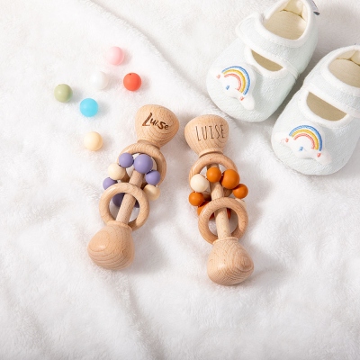 Personalisierte Namensrassel für Neugeborene und Babys, individuelle Babyrassel aus Holz mit Gravur, Babyparty/Geburtstagsgeschenk für Babys/Neugeborene