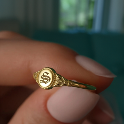 Personalisierter Signet Ring mit Initiale, Personalisierter Vintage Gothic Ring, zierlicher Sterling Silber 925 Goth Schmuck, Geburtstags-/Muttertagsgeschenk für Mama/Sie/Freundin