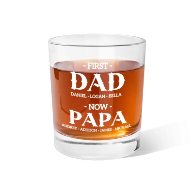 Personalisiertes Whiskyglas „First Dad Now Grandpa“, individueller Kindername mit Gravur, klassisches klares Glas, Alkoholgeschenk, Vatertagsgeschenk für Papa/Opa/Männer