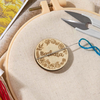 Personalized Name Floral Magnetic Needle Minder, Custom Wood Cross Stitch Embroidery Needle Organizer, Mother's Day Gift for Grandma/Mom/Sewing Lover