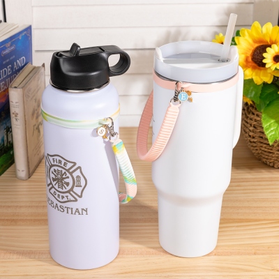 Poignée de bouteille d'eau personnalisée avec pendentif fleur de naissance et lettre, lanière de bouteille d'eau en silicone minimalisme, accessoire de tasse, cadeau pour maman/amie/elle