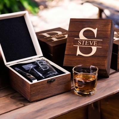 Ensemble de verres à whisky personnalisés avec boîte de rangement, boîte en bois en verre à whisky initial avec nom personnalisé, cadeau d'alcool, cadeau pour papa/garçons d'honneur/amateur de whisky