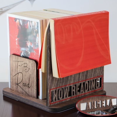 Gepersonaliseerde boekenstandaard, op maat gegraveerde houten boekenhouder, kleine boekenplank kamer decor, Kerstmis/verjaardagscadeau voor boekenwurm/boekenliefhebber/lezer