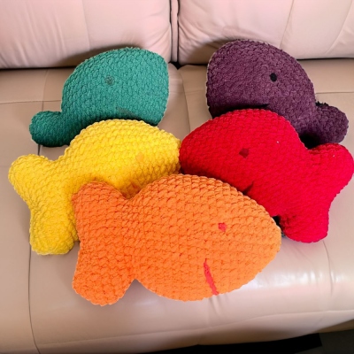 Mehrfarbiges Gehäkeltes Fischknacker-Kissen, Gestricktes Kissen in Fischform, Wohndekoration, Geburtstags-/Weihnachts-/Einweihungsgeschenk für Freunde/Familie/Kinder