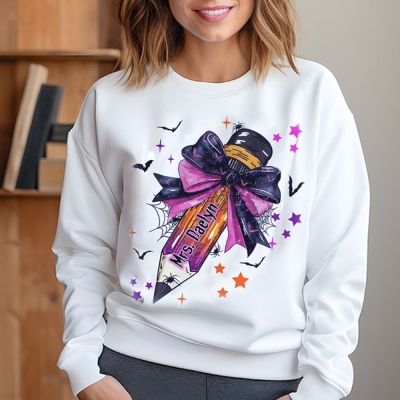 Gepersonaliseerde Spooky Halloween Pencil Bow Sweatshirt, Aangepaste naam Coquette Bow Teacher Shirt, Halloween Cadeau voor leraar/klasgenoot/vriend