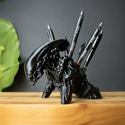 Porte-stylo Alien Warrior noir étrange, présentoir à stylos multicolore imprimé en 3D, décoration de bureau gothique, cadeau d'anniversaire pour ami/homme/lui