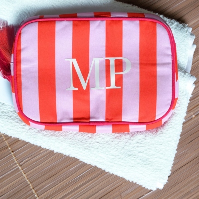 Trousse de maquillage personnalisée à rayures avec monogramme, trousse de maquillage avec fermeture éclair à pompon, trousse de toilette preppy, cadeau pour enterrement de vie de jeune fille, cadeau pour demoiselles d'honneur/amies