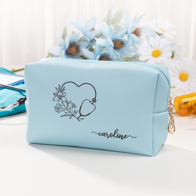 Trousse de maquillage personnalisée pour infirmières avec fleur de naissance et nom, trousse de toilette de voyage de taille essentielle pour femmes, cadeau de remise de diplôme en soins infirmiers pour elle