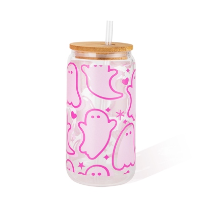 Tasse en verre transparent personnalisée Pink Ghosts avec nom sur le couvercle, gobelet 16 oz/20 oz avec couvercle en bambou et paille, tasse à café glacé, cadeau d'Halloween pour la famille/les amis